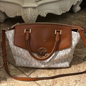 Used Michael Kors Signature Logo Hudson Satchel only wore a few times